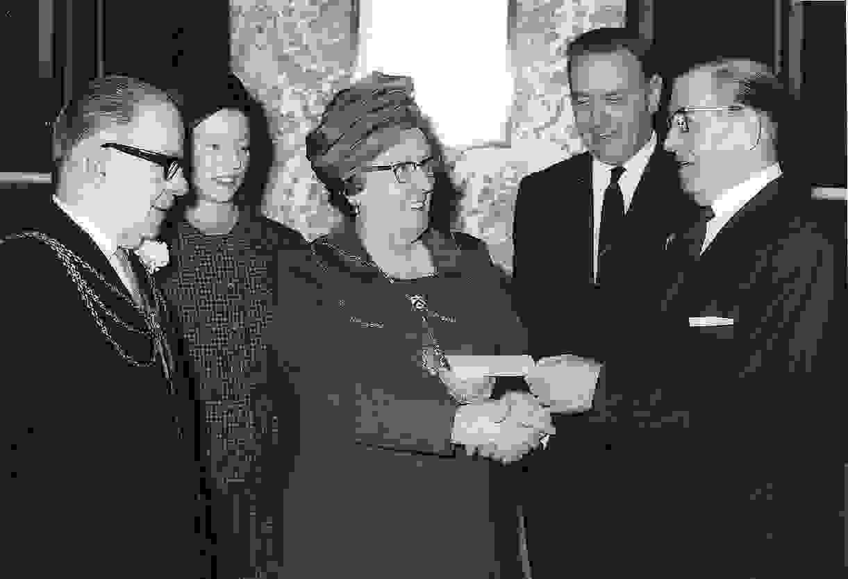 1969 Sept Mr Archer Receiving A Cheque From The Mayor 16667847843 O